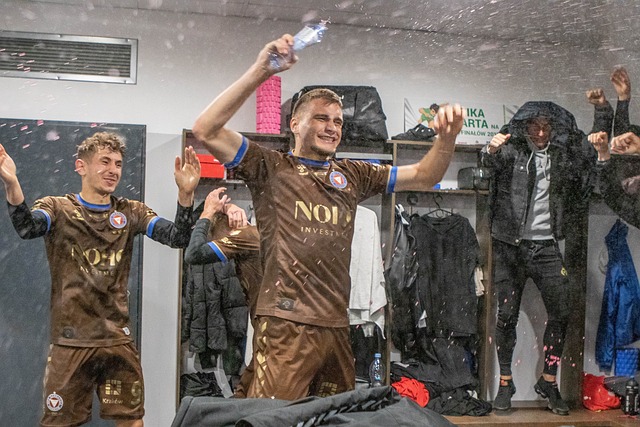 瞩目地捧起 瞩目地捧起